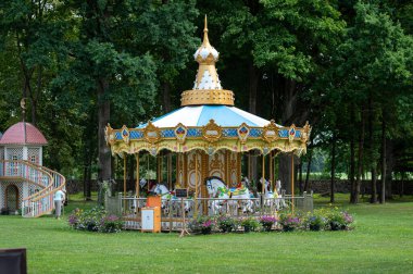 Pakistan, Litvanya 'dan. 1 Temmuz 2023, çok eski bir atlıkarınca. Malikane bölgesinin iç unsurları.