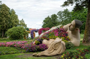 Pakistan, Litvanya 'dan. 1 Temmuz 2023: Pakistan Malikânesi 'nde çiçek festivali. Çiçek battaniyeli sevgililerin heykelleri..