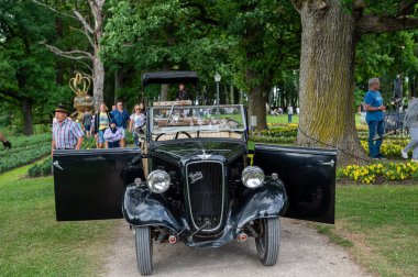 Pakistan, Litvanya 'dan. 1 Temmuz 2023: Antik araçlarla gezintiler, çeşitli performanslar ve çiçek festivalinde eğlence.