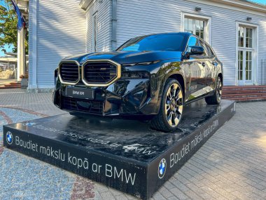 Jurmala, Letonya - 2 Eylül 2023: Yeni BMW XM Dzintari konser salonu yakınlarındaki sokakta sergilenmektedir. Letonyaca 
