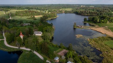 Letonya, Cesis yakınlarındaki Araisi Evanjelik Kilisesi ve Arkeoloji Parkı panoramik görünümü