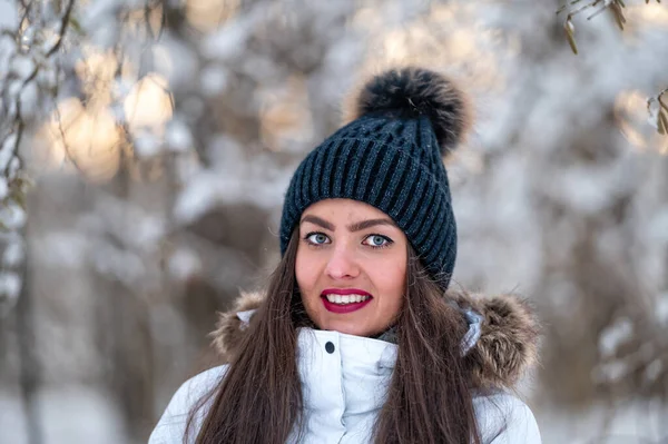 Junge Frau Fuß Den Verschneiten Wintertag Freien Winter Waldlandschaft Hintergrund — Stockfoto