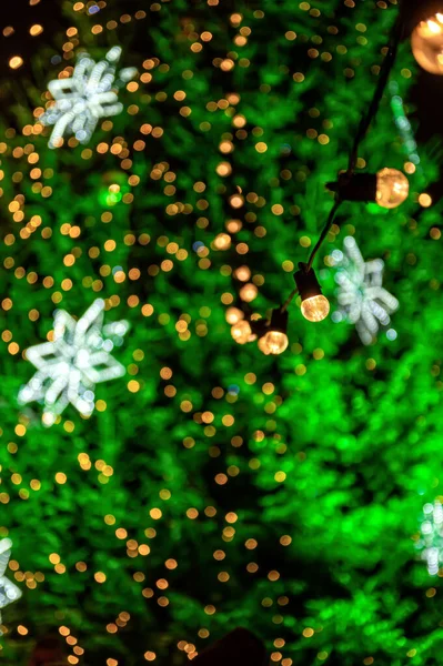 焦点を絞ったクリスマスライトの背景の電球のガーランド フィールドの浅い深さ コピースペース — ストック写真