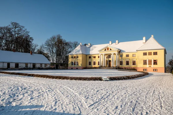 杜尔贝庄园 Durbe Manor 的新古典主义建筑 建于1671年 1820年改建 位于图库姆镇 2022年冬季 — 图库照片