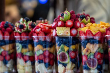 Caddedeki kafede taze meyve seti. Seçici odak.