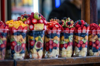 Caddedeki kafede taze meyve seti. Seçici odak.