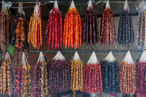 Geleneksel Gürcistan yemekleri sosis şeklinde şeker kilisesi dükkanında asılı..