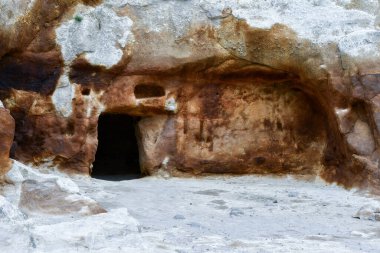 Kura Nehri 'nin sol kıyısındaki Erusheti Dağı' ndaki Vardzia antik mağara şehir manastırı.