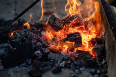 Kamp ateşinde kömür yakmak. Seçici odak.