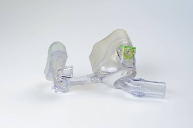 Tıbbi burun oksijen maskesi beyazda izole edilmiş. Sürekli pozitif hava yolu basıncı CPAP ekipmanı.