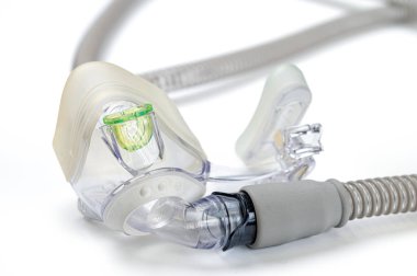 Tıbbi cihaz (CPAP) sürekli pozitif solunum yolu basıncı olarak bilinir - beyaz üzerinde maske ve hortum izole