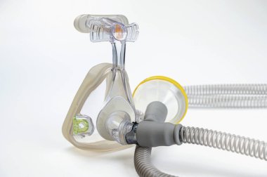 Tıbbi cihaz (CPAP) sürekli pozitif solunum yolu basıncı olarak bilinir - beyaz üzerinde maske ve hortum izole