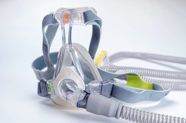 Uyku apnesi sürekli pozitif solunum yolu basıncı - maske (CPAP) ve beyaz arka planda izole hortum