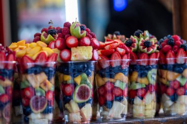 Caddedeki kafede taze meyve seti. Seçici odak.