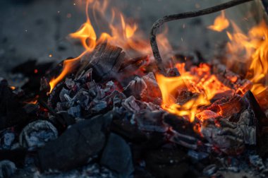 Kamp ateşinde kömür yakmak. Seçici odak.