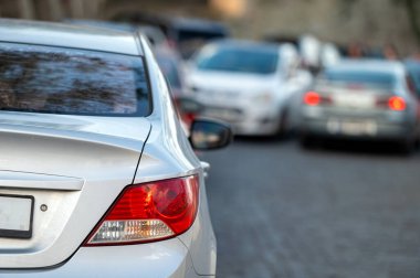 Araba büyük bir trafik sıkışıklığında. Arkadan bak. Arka plan bulanık. Seçici odak