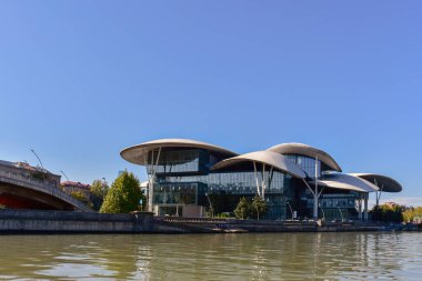 Tiflis, Gürcistan - 8 Ekim 2023: Kura Nehri yakınlarındaki Adalet ve Nüfus Dairesi 'nin modern binası