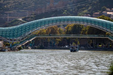 Tiflis, Gürcistan - 8 Ekim 2023: Kura Nehri üzerindeki yaya yayı şekilli Barış Köprüsü