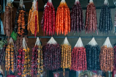Geleneksel Gürcistan yemekleri sosis şeklinde şeker kilisesi dükkanında asılı..
