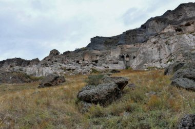 Kura Nehri 'nin sol kıyısındaki Erusheti Dağı' ndaki Vardzia antik mağara şehir manastırı.