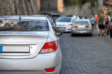 Araba büyük bir trafik sıkışıklığında. Arkadan bak. Arka plan bulanık. Seçici odak