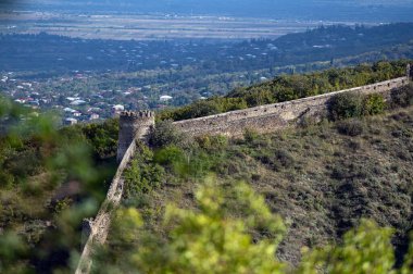 Sighnaghi Duvarı ve Gürcistan 'ın Kaheti bölgesindeki Sighnaghi kasabasının manzarası..