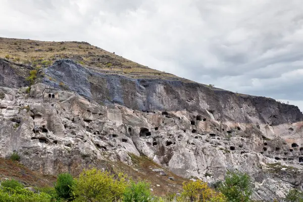 Kura Nehri 'nin sol kıyısındaki Erusheti Dağı' ndaki Vardzia antik mağara şehir manastırı.