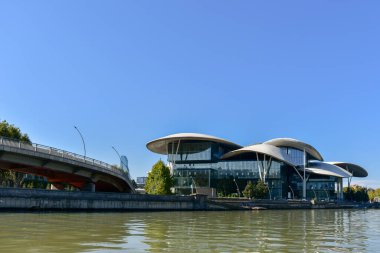 Tiflis, Gürcistan - 8 Ekim 2023: Kura Nehri yakınlarındaki Adalet ve Nüfus Dairesi 'nin modern binası
