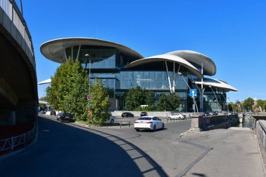 Tiflis, Gürcistan - 8 Ekim 2023: Tiflis modern mimari binasındaki Adalet Evi