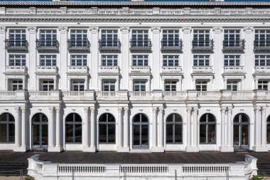 Jurmala, Letonya: 9 Temmuz 2023: Park Hotel Kemeri 'nin ön yüzü, Jurmala, Letonya' daki Kemeri eski sanatoryumunu yeniden inşa etti