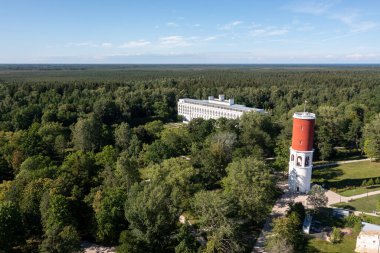 Jurmala, Letonya: 9 Temmuz 2023: Yeniden inşa edilen Park Otel Kemeri ve su kulesi, Jurmala 'daki eski sanatoryum manzarası