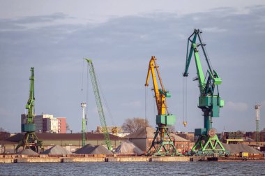 Klaipeda, Litvanya, Baltık denizinde vinçleri olan sanayi manzarası
