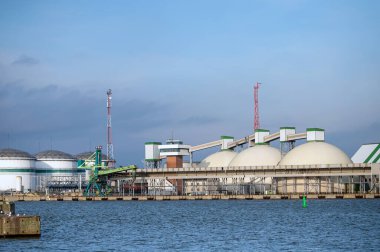 Liman Klaipeda, Litvanya, Baltık Denizi 'nde petrol depolama tankları bulunan sanayi bölgesi