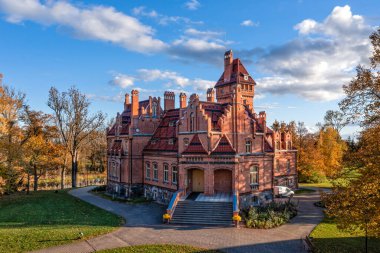 Jaunmoku Tuğla Ortaçağ Kalesi Tukums, Letonya Açık güneşli bir sonbahar gününde, hava manzarası