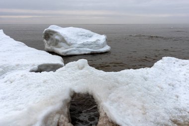 Buz gibi bir kış gününde donmuş bir Baltık Denizi yüzeyinde buz ve kar manzarası