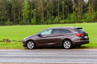 Riga, Letonya - 17 Mayıs 2020: Kahverengi Opel Astra K (B16) Sports Tourer station wagon