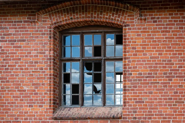 Old Window Broken Glass Panes Red Brick Wall Close — Stock Photo, Image