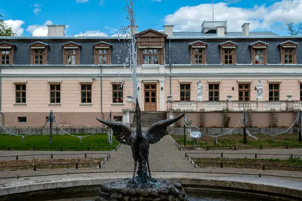 立陶宛扎加雷 2023年4月30日 扎加雷庄园 Zagare Manor 是普莱顿 祖博夫亲王的故居 从带有喷泉的公园观看 — 图库照片