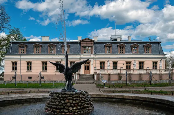 立陶宛扎加雷 2023年4月30日 扎加雷庄园 Zagare Manor 是普莱顿 祖博夫亲王的故居 从带有喷泉的公园观看 — 图库照片
