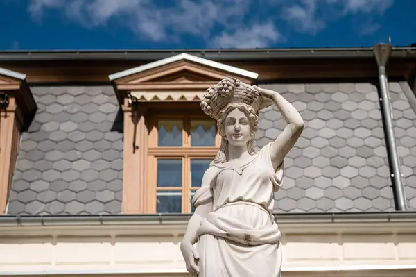 ザガレ リトアニア 2023年4月30日 ザガレス マナーの外観における像 マナーはプリンス プラトン ズボフの元邸宅です — ストック写真