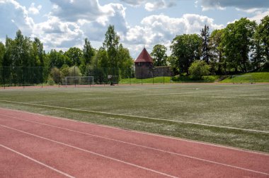 Pilssala, Aluksne, Letonya 'daki antik kalelerin yanında koşu pisti ve futbol sahası