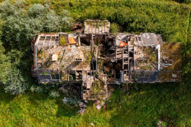 Köydeki yıkılmış bir evin kalıntıları. Yukarıdan aşağıya hava görüntüsü.