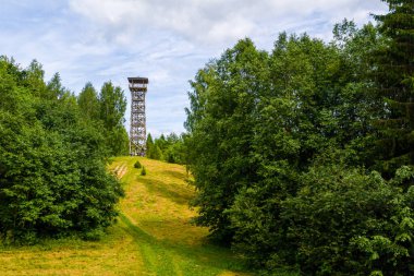 Paganamaa 'daki ahşap gözetleme kulesi, Rouge Parish, Estonya, hava aracı manzaralı.