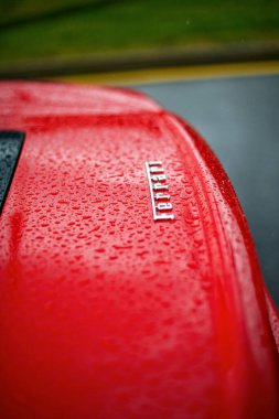 Riga, Letonya - 21 Haziran 2015: Ferrari 360 Örümcek ayrıntıları - kırmızı ferrari logosuna yağmur damlaları