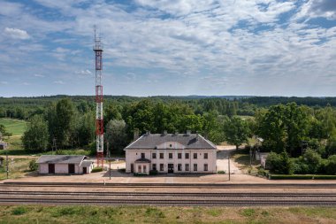 Biksti, Letonya. 15 Haziran. 2023: Jelgava-Liepaja hattındaki Biksti tren istasyonu, Biksti bölgesi, Dobele Belediyesi