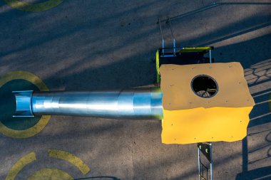 Halk parkındaki küçük çocuklar için renkli çocuk parkı manzarası