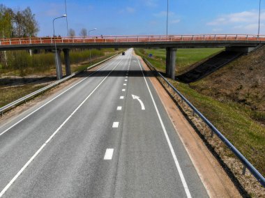 Otoyol üzerindeki bir köprünün havadan görüntüsü. Ulaşım kavramı.