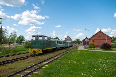 Aluksne, Letonya - 24 Mayıs. 2023: Önünde dar ölçü treni olan Aluksne tren istasyonu.