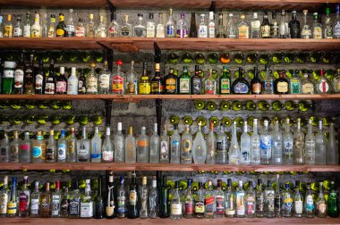 Litene, Letonya - 25 Mayıs. 2023: Kilerdeki rafta farklı alkollü içecek şişeleri koleksiyonu.