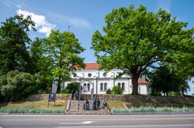 Saldus, Letonya - 28 Mayıs 2023 Kilisenin basamaklarında 7 bronz heykelden oluşan bir grup